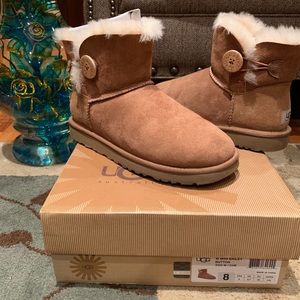 Women’s Mini Bailey Button Uggs (Size 8)